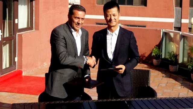 Com presidente do Tianjin, Luxemburgo assina contrato de um ano