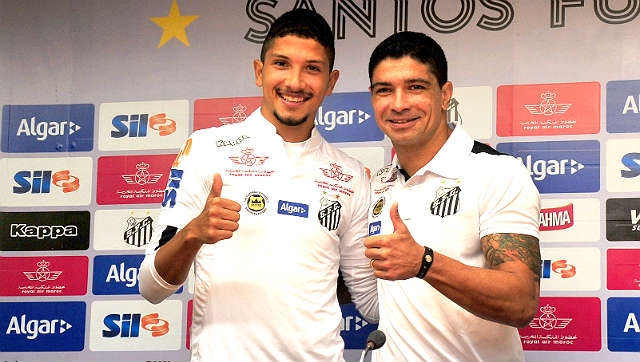 Ídolo Renato faz surpresa em apresentação de Yuri no Santos FC