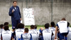 Wilson Júnior comanda treino tático no campo da AFRESP