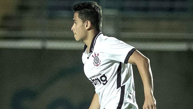 Volante Thomas Agustin relacionado para Corinthians x Grêmio