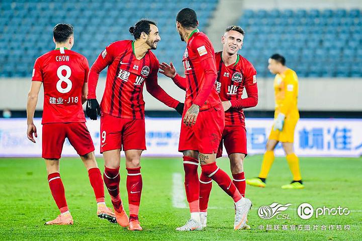 Ivo joga bem, marca gol e termina temporada 2020 em alta no Henan Jianye