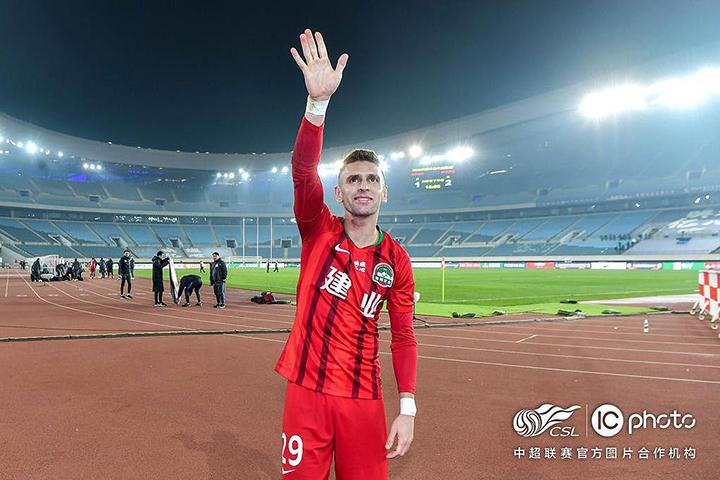 Ivo joga bem, marca gol e termina temporada 2020 em alta no Henan Jianye