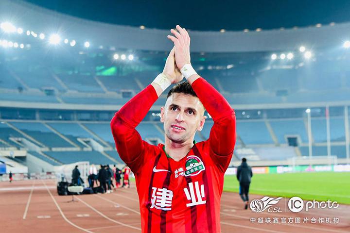 Ivo joga bem, marca gol e termina temporada 2020 em alta no Henan Jianye