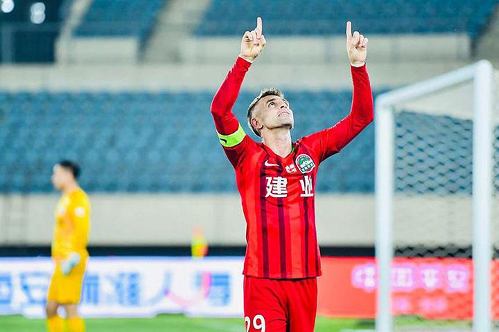 Ivo joga bem, marca gol e termina temporada 2020 em alta no Henan Jianye
