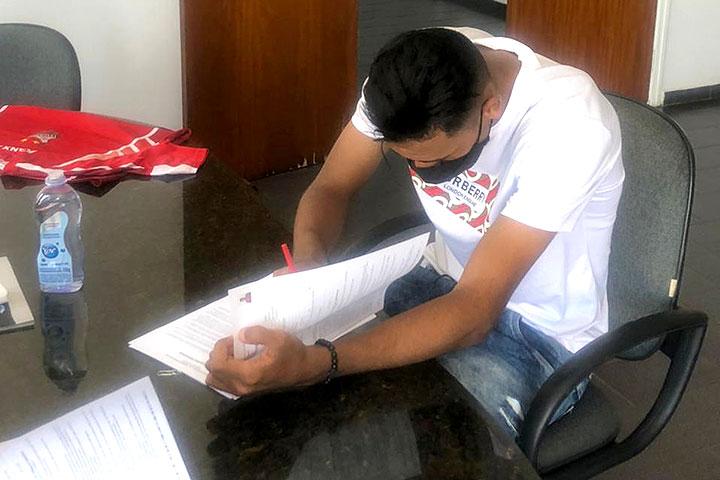 Zagueiro Guilherme assina primeiro contrato com Ituano