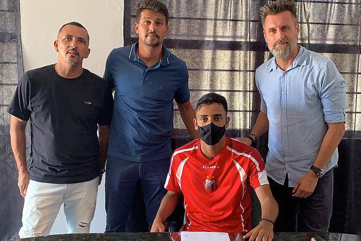 Zagueiro Guilherme assina primeiro contrato com Ituano
