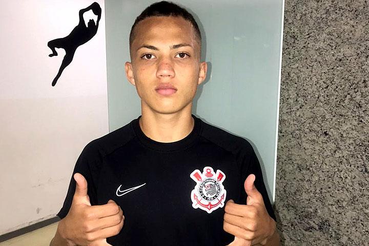 Volante David assina contrato federativo com Corinthians