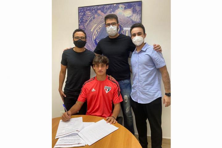 Zagueiro Andrade assina contrato profissional com São Paulo