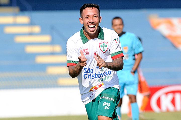 Cesinha marca primeiro gol com camisa da Portuguesa na vitória por 3 a 0 sobre Atibaia