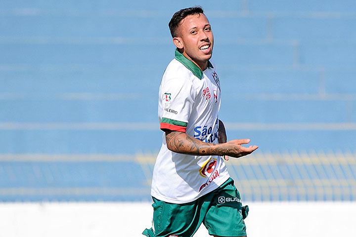 Cesinha marca primeiro gol com camisa da Portuguesa na vitória por 3 a 0 sobre Atibaia
