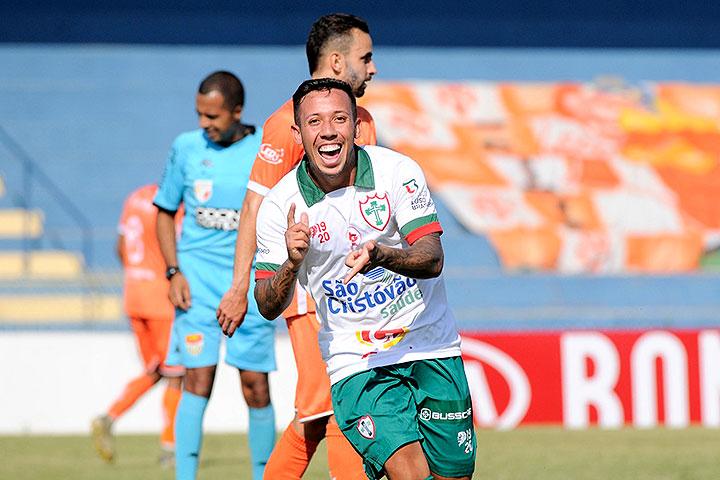 Cesinha marca primeiro gol com camisa da Portuguesa na vitória por 3 a 0 sobre Atibaia