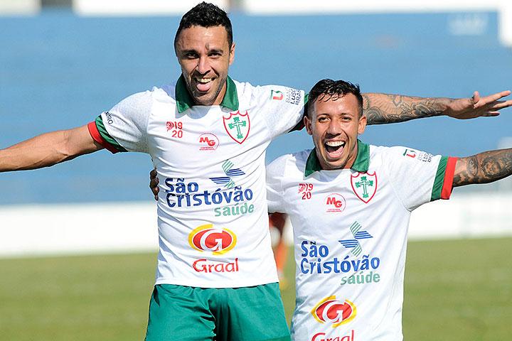 Cesinha marca primeiro gol com camisa da Portuguesa na vitória por 3 a 0 sobre Atibaia