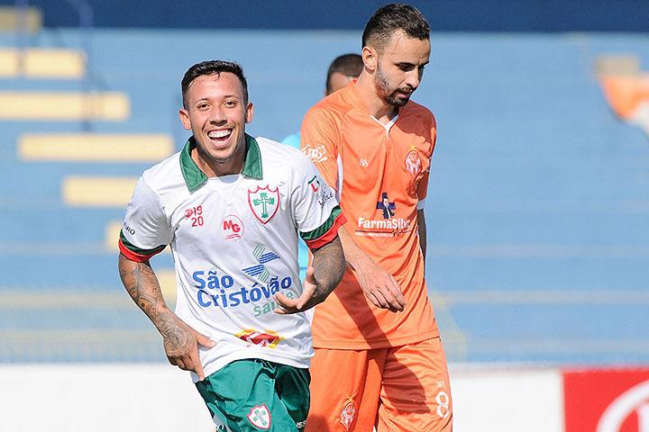 Cesinha marca primeiro gol com camisa da Portuguesa na vitória por 3 a 0 sobre Atibaia