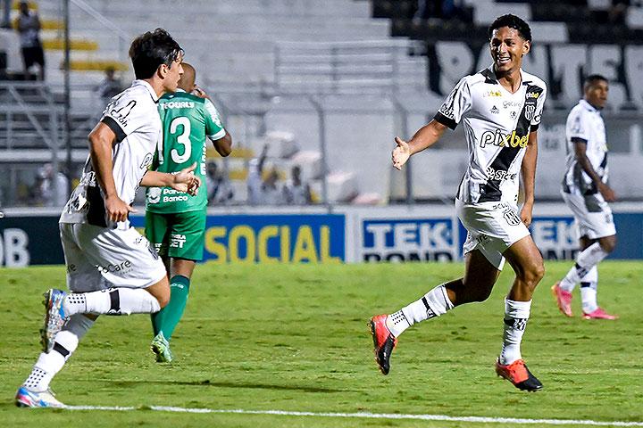 Atacante Josiel marca e dá assistência em virada histórica da Ponte Preta sobre Coritiba