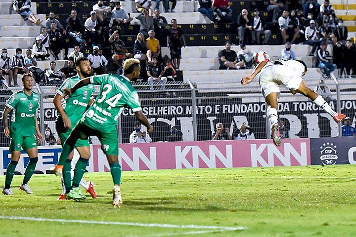 Atacante Josiel marca e dá assistência em virada histórica da Ponte Preta sobre Coritiba