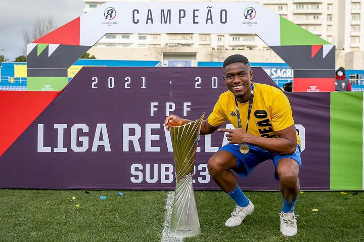 Ifeanyi é campeão da Liga Revelação Sub-23 2021/2022 com Estoril Praia, de  Portugal - CSR Sports