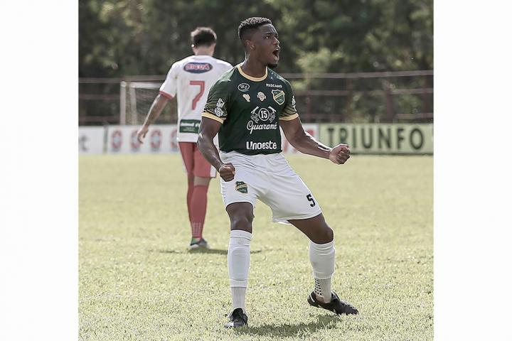 Ifeanyi é campeão da Liga Revelação Sub-23 2021/2022 com Estoril Praia, de  Portugal - CSR Sports